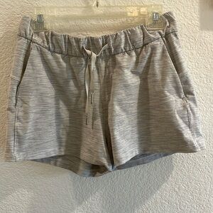 Lululemon hiking shorts with pockets size 6